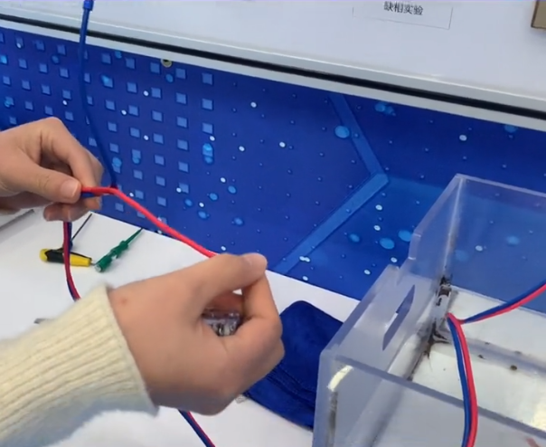 智能断路器厂家珩祥电保防触电演示视频-裸手摸火线